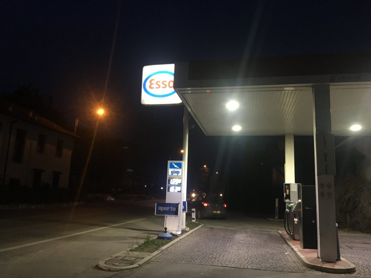 Rapina con pistola alla stazione di servizio Esso, scappato il malvivente