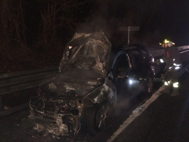Auto prende fuoco sulla Statale 36