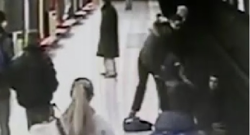 Bimbo salvato sui binari Ecco chi è l’eroe VIDEO