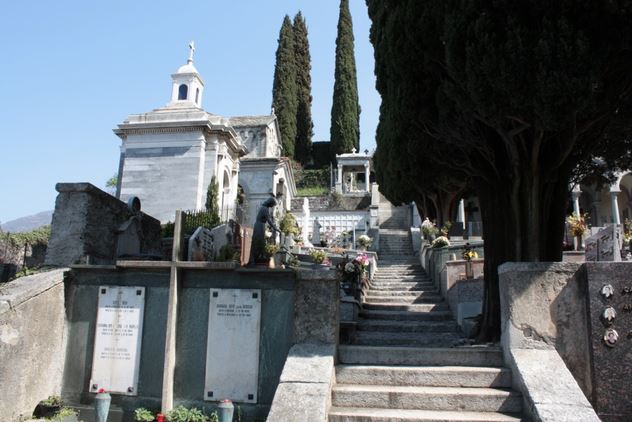 Cipressi pericolanti al cimitero di Bellano: non sarà necessario abbatterli