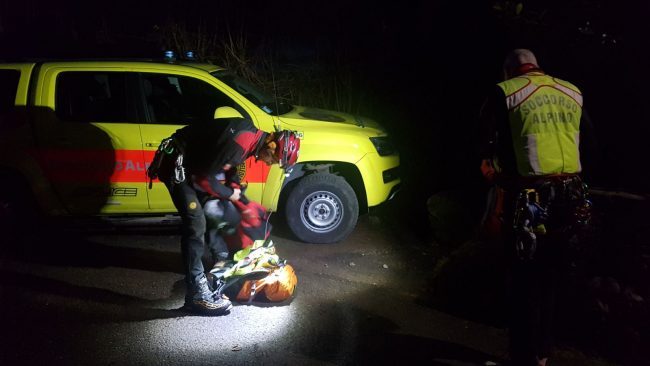Madre e tre bambini si perdono nei boschi mentre cercano funghi. Salvati dal Soccorso Alpino