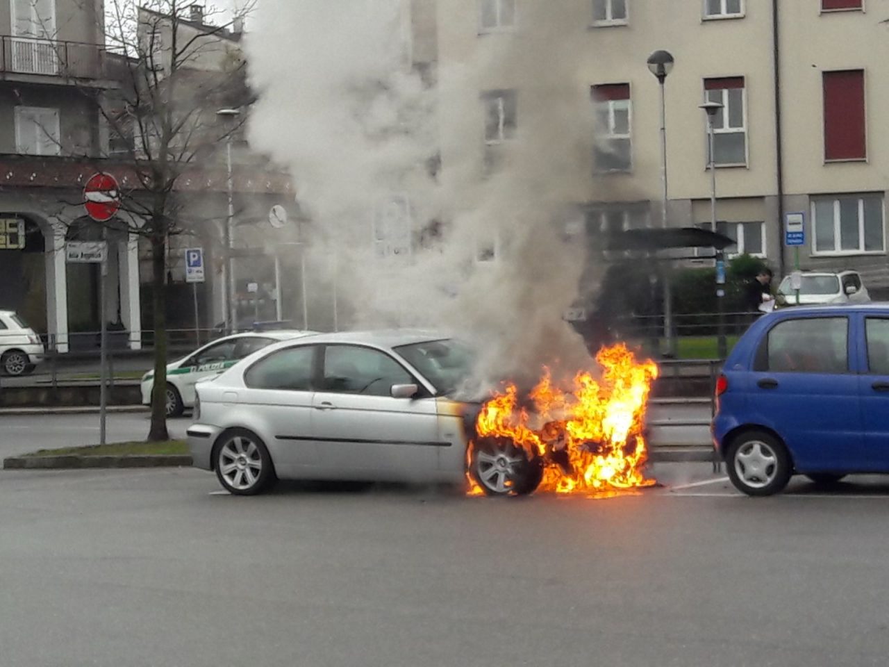 Auto esplode paura in piazza, due mezzi in fiamme FOTO