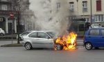 Auto esplode paura in piazza, due mezzi in fiamme FOTO