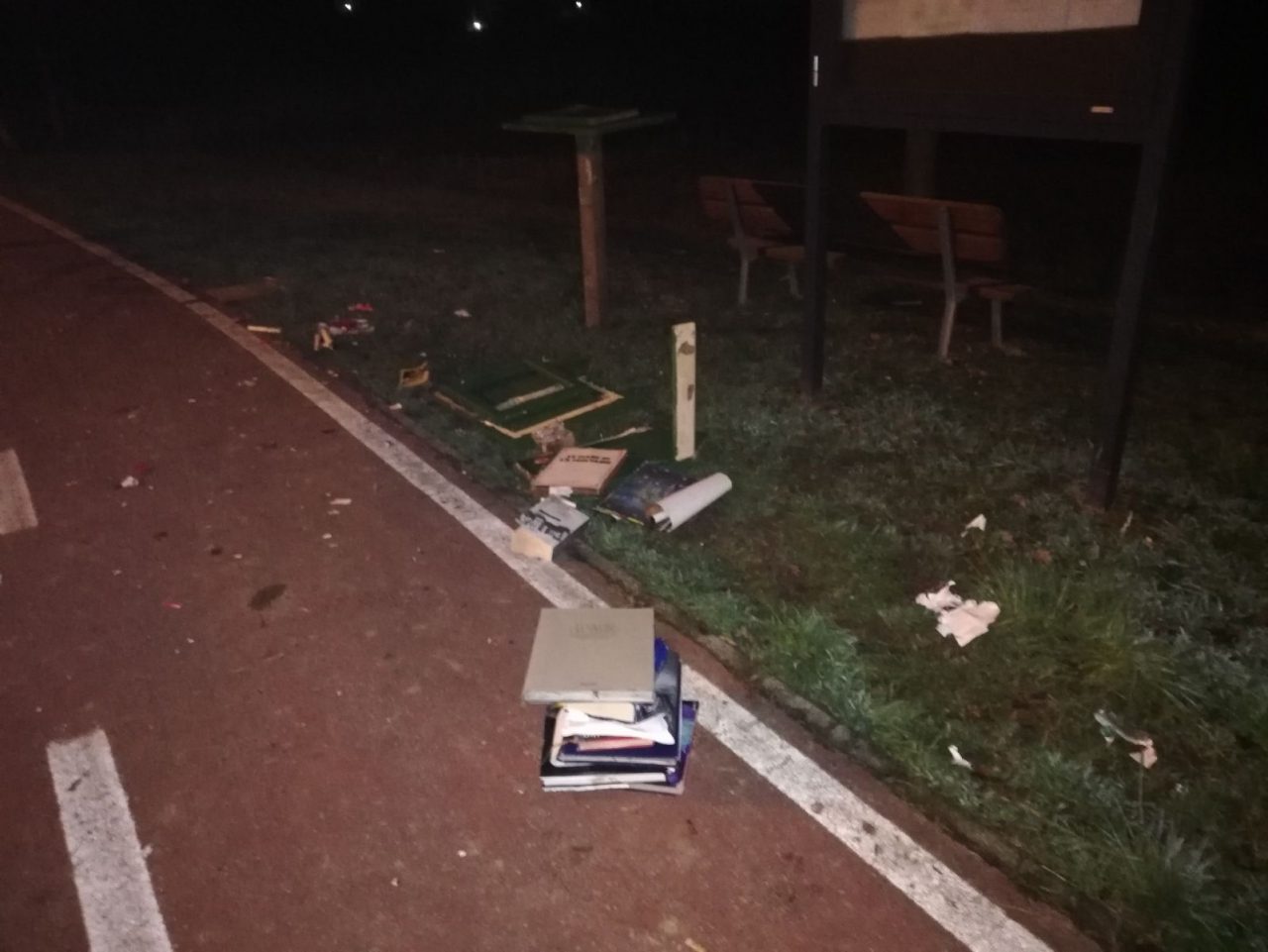 Esplode casetta dei libri, atto vandalico FOTO