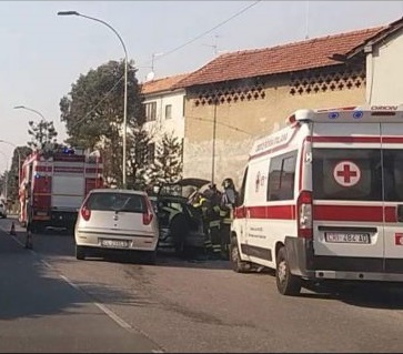 Incidente stradale a Carvico tre persone coinvolte