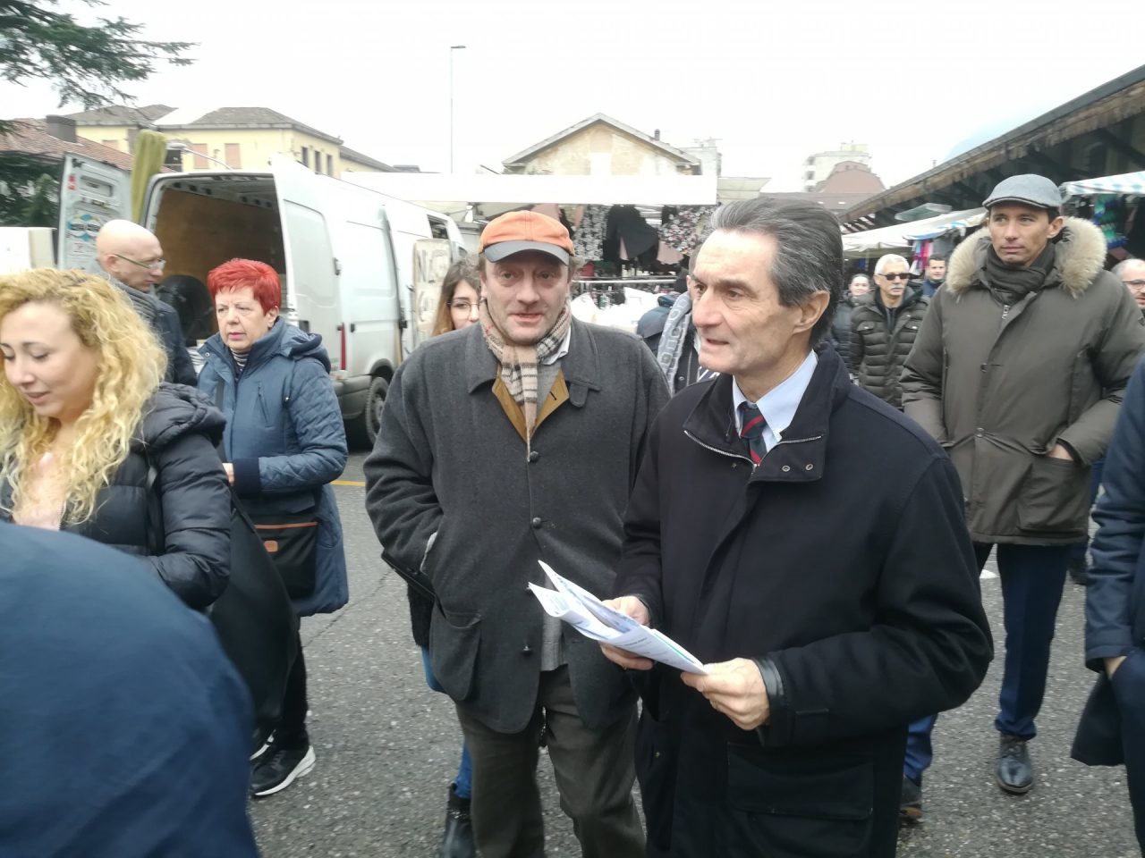 Attilio Fontana tra gli ambulanti del mercato di Lecco: «Basta immigrazione, più legalità» VIDEO
