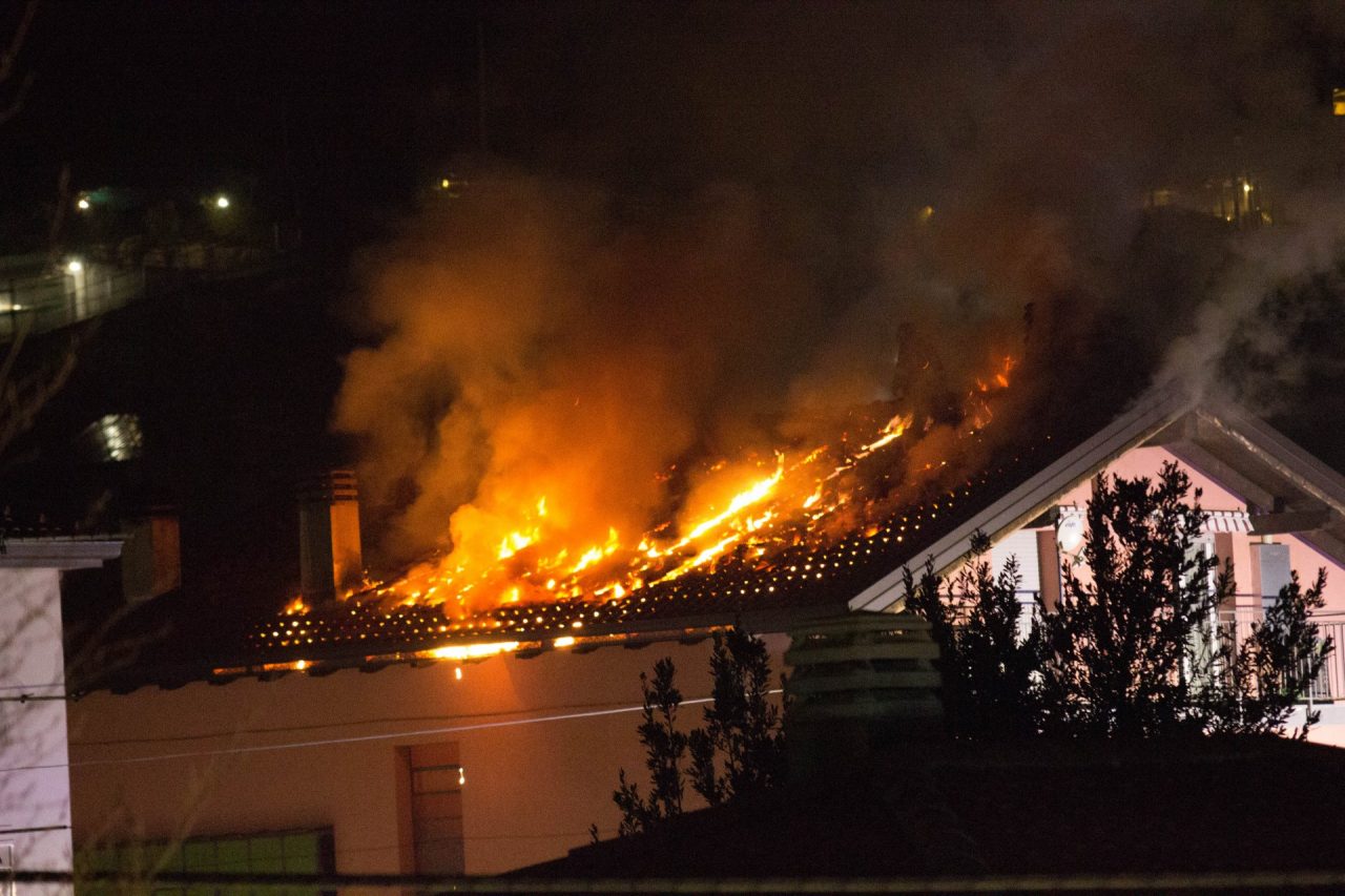 Maxi incendio a Valmadrera le fiamme divorano il tetto di una casa FOTO