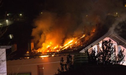 Maxi incendio a Valmadrera le fiamme divorano il tetto di una casa FOTO