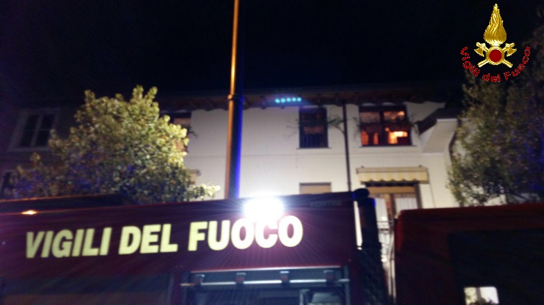 Vigili del fuoco spengono incendio tetto a Galbiate FOTO
