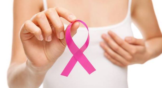 Il monumento ai caduti di Lecco si tinge di rosa