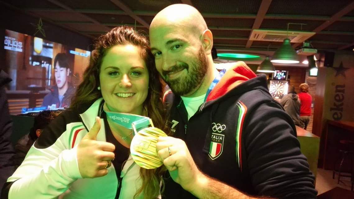 Le mani di un brianzolo sulla medaglia d’oro olimpica di snowboard