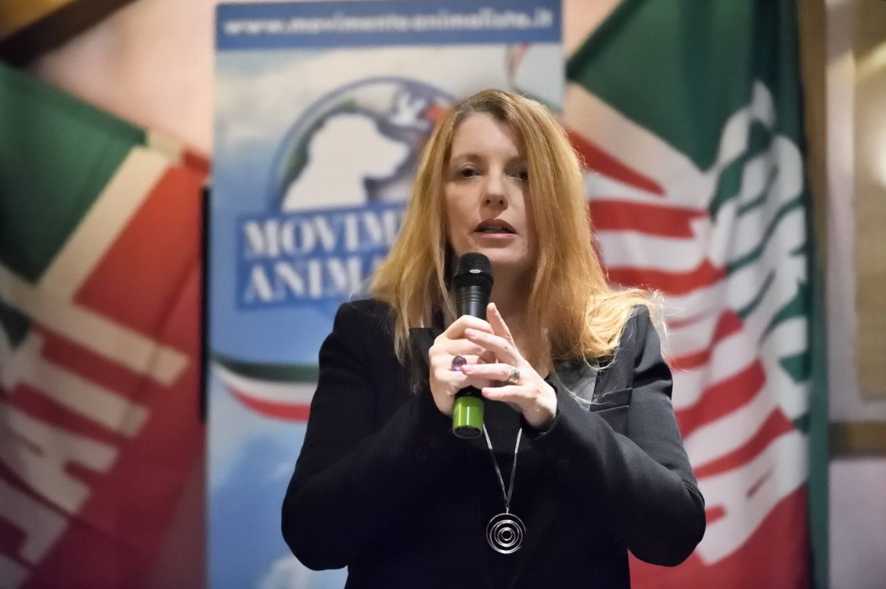 Cena a base di uccellini protetti: Michela Vittoria Brambilla porta il caso in Parlamento