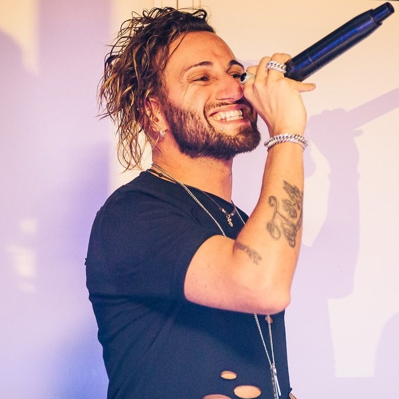 Stasera parte Sanremo 2018 e ci sarà anche Casalino, la voce della notte dell’Isola