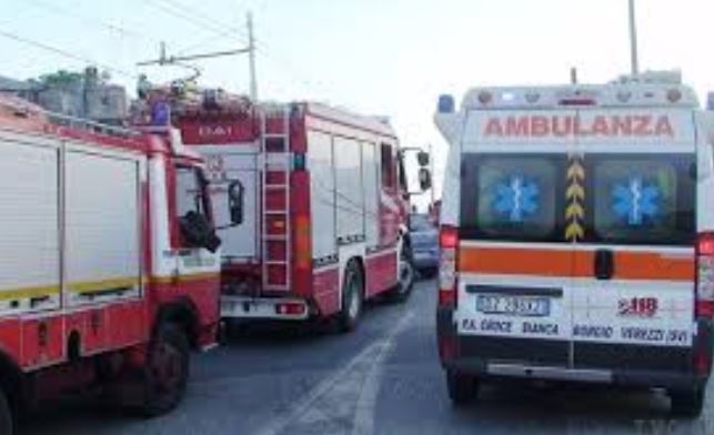 Salva due anziani dal rogo della loro casa