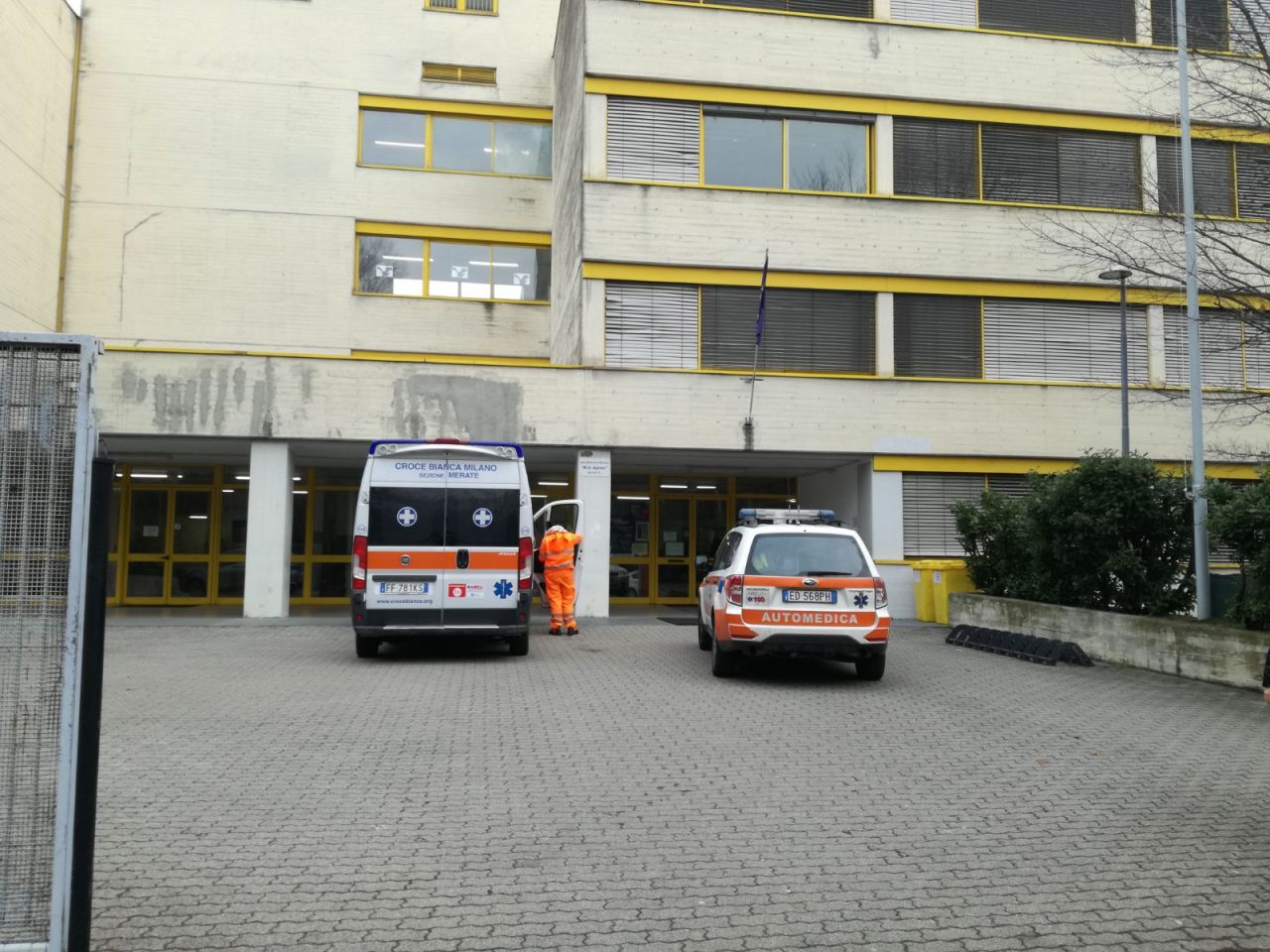 Ragazzo svenuto al liceo Agnesi, soccorso in classe