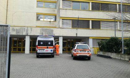 Ragazzo svenuto al liceo Agnesi, soccorso in classe