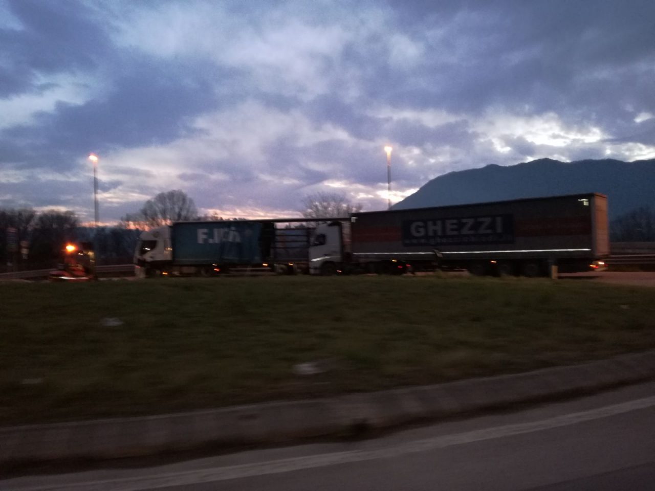 Camion perde il carico traffico in tilt
