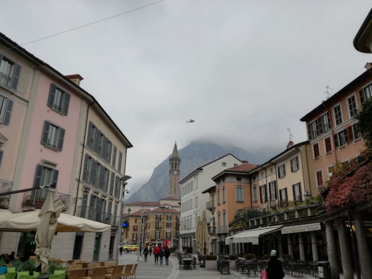 L’inchino dell’elicottero del Soccorso Alpino per Charlie