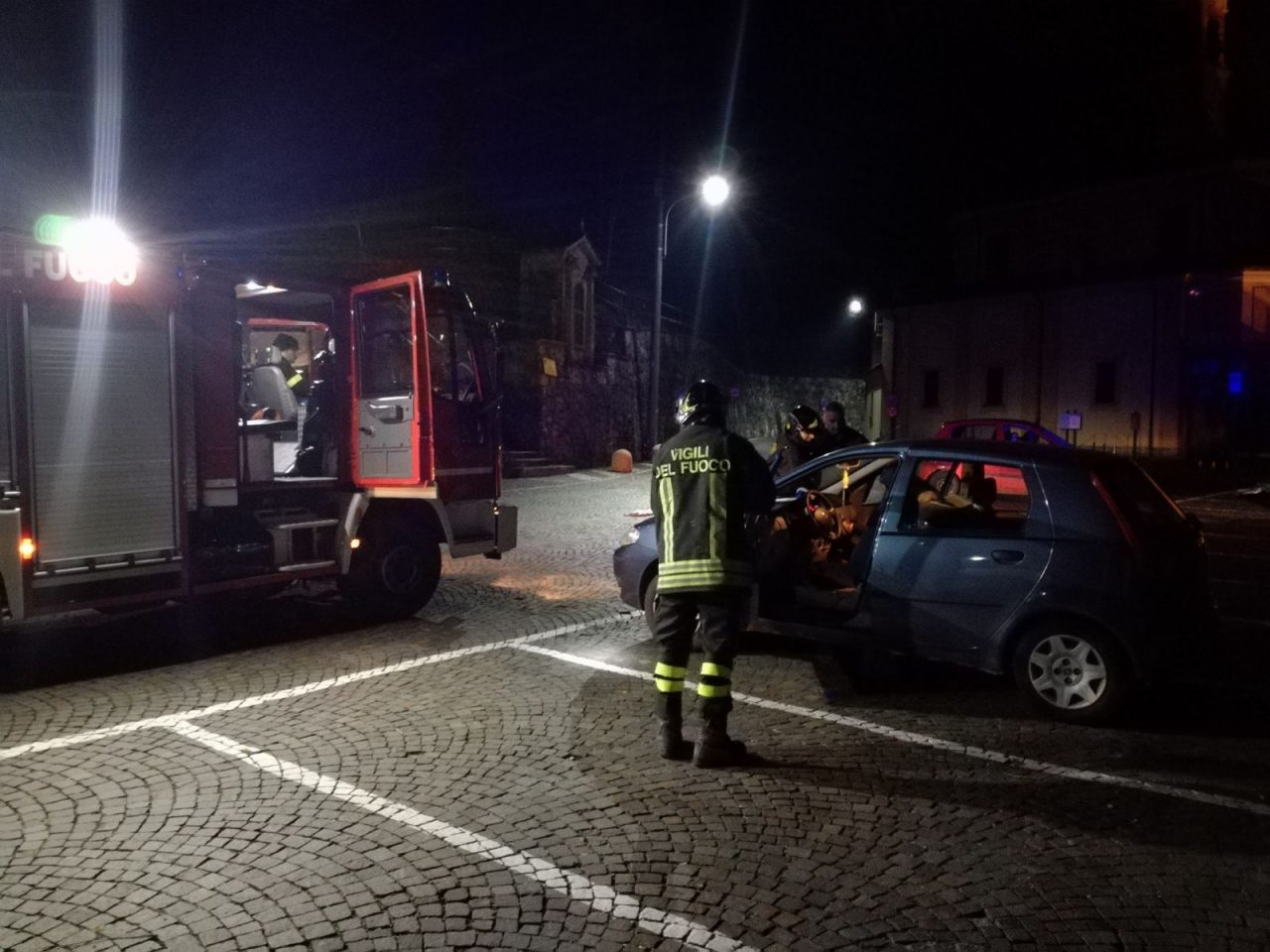 Bambino liberato dai Vigili del fuoco, era chiuso in auto FOTO e VIDEO