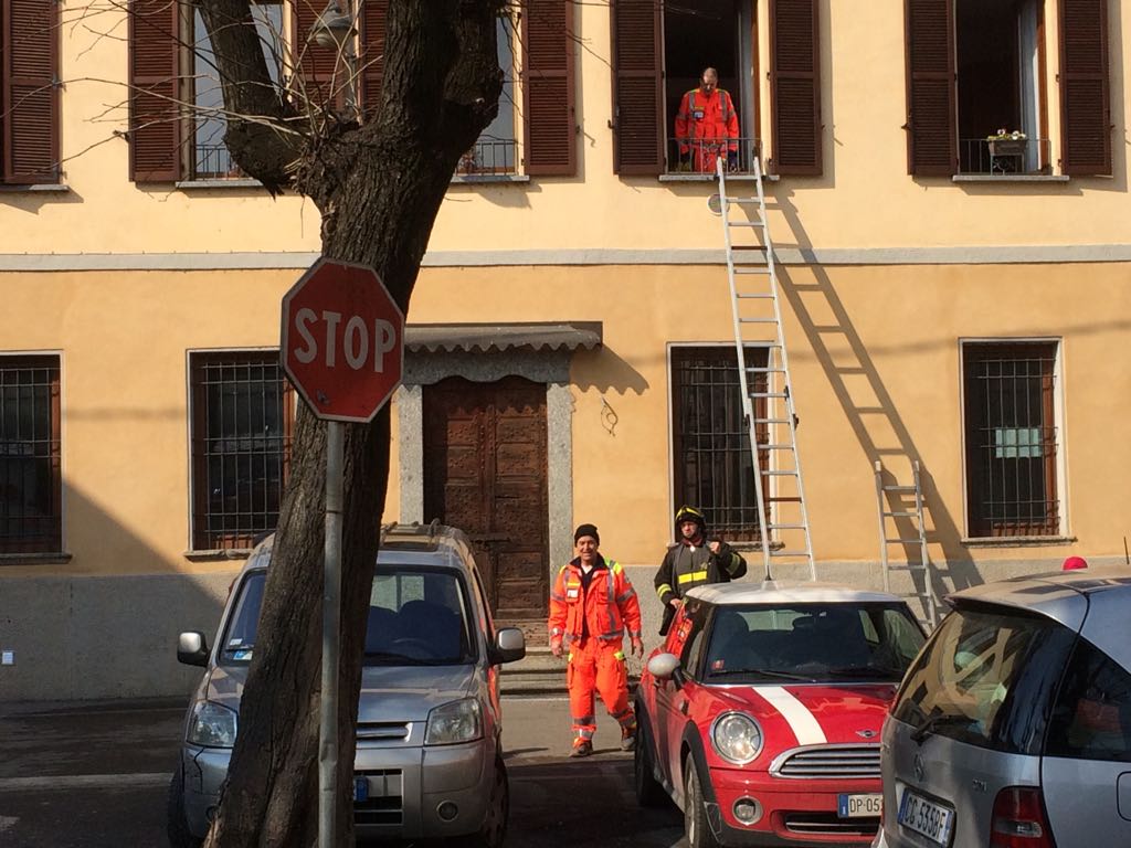 Bimbo di 4 anni intrappolato in casa salvato dai pompieri FOTO