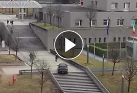 Sale le scale con l’auto, incredibile scena all’ospedale di Lecco  VIDEO