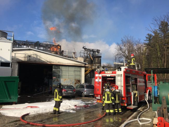Esplosione in azienda nel Comasco tre feriti in codice rosso FOTO e VIDEO