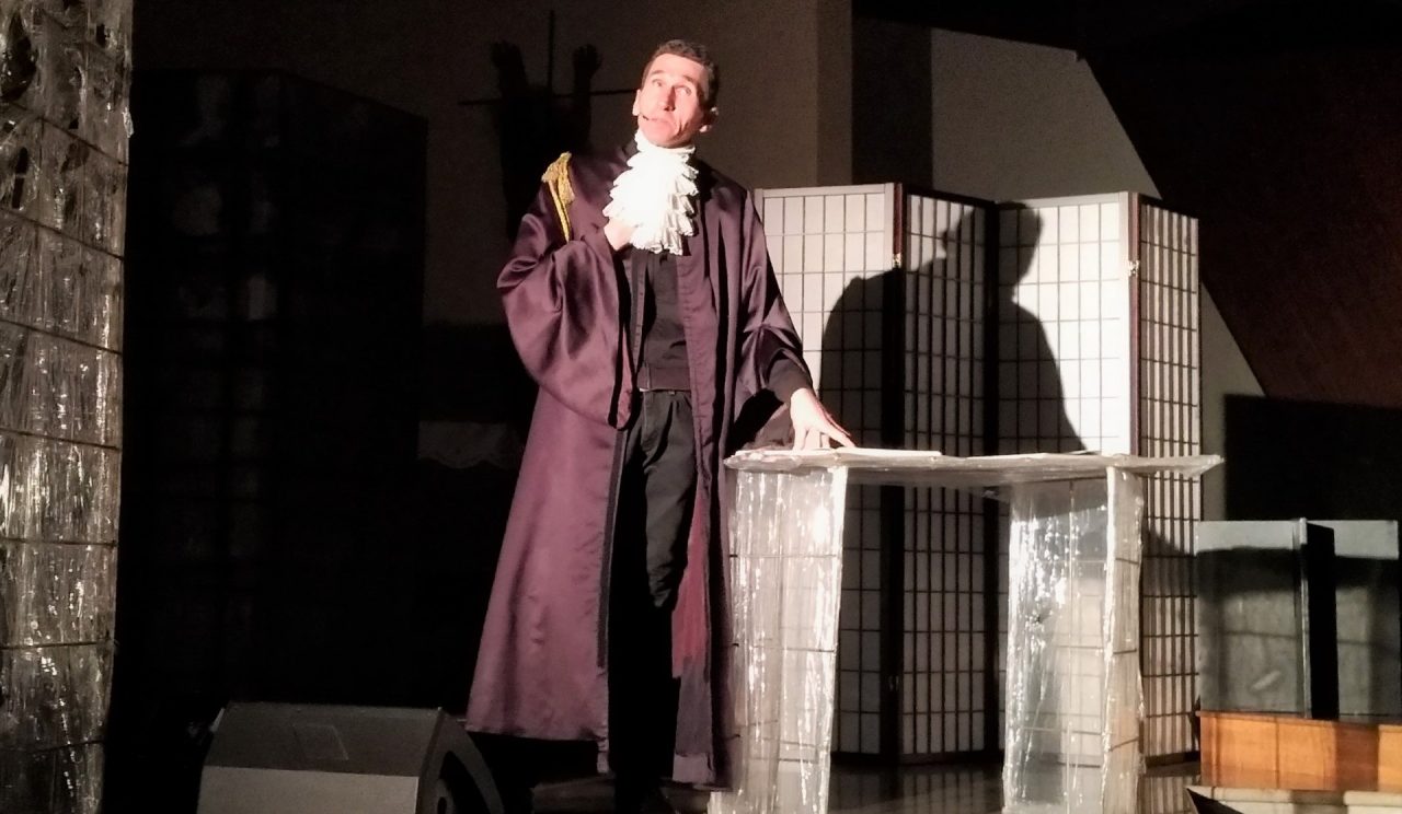 Angelo Franchini incanta Novate con il suo monologo su Giuda VIDEO