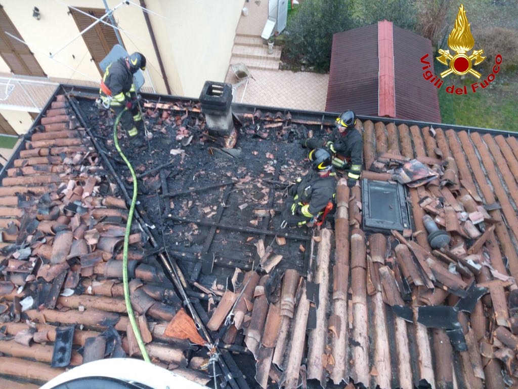 Pompieri a Olgiate per incendio tetto