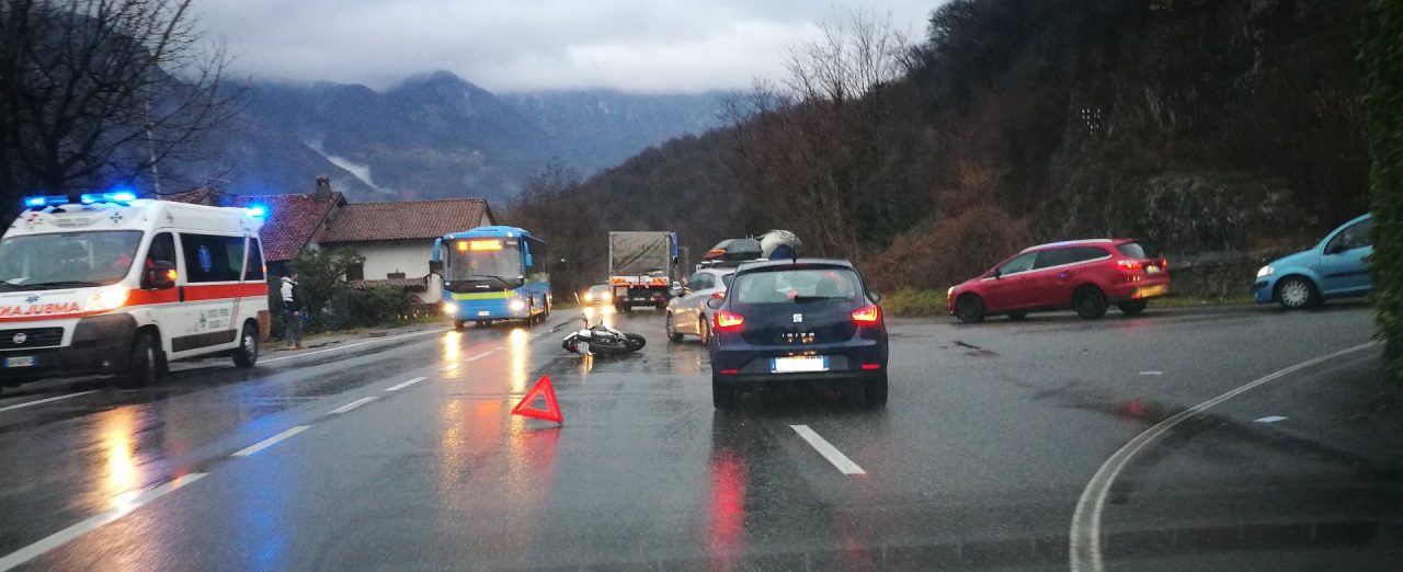 Incidente sulla Sp51, a terra motociclista diciottenne