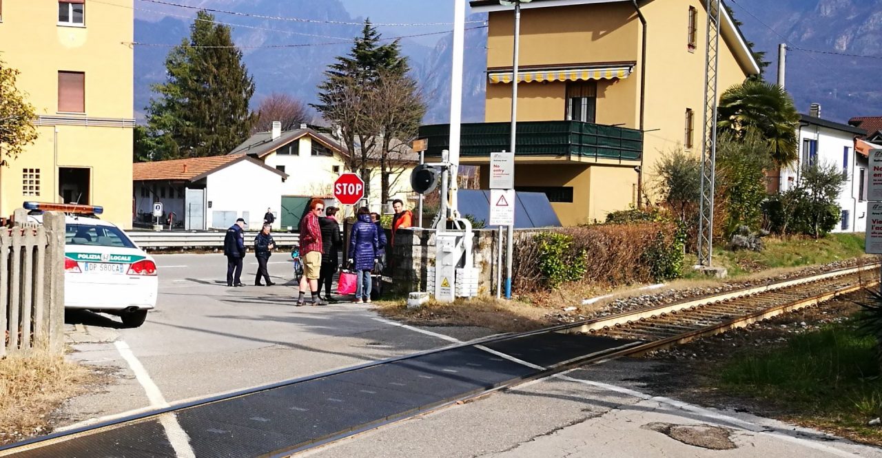Contromano a Malgrate, anziana ciclista scampa a un frontale