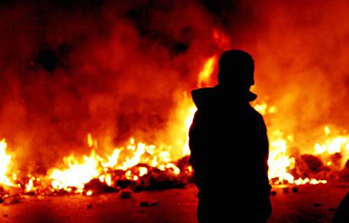 Tenta di appiccare un incendio in una palazzina: in manette