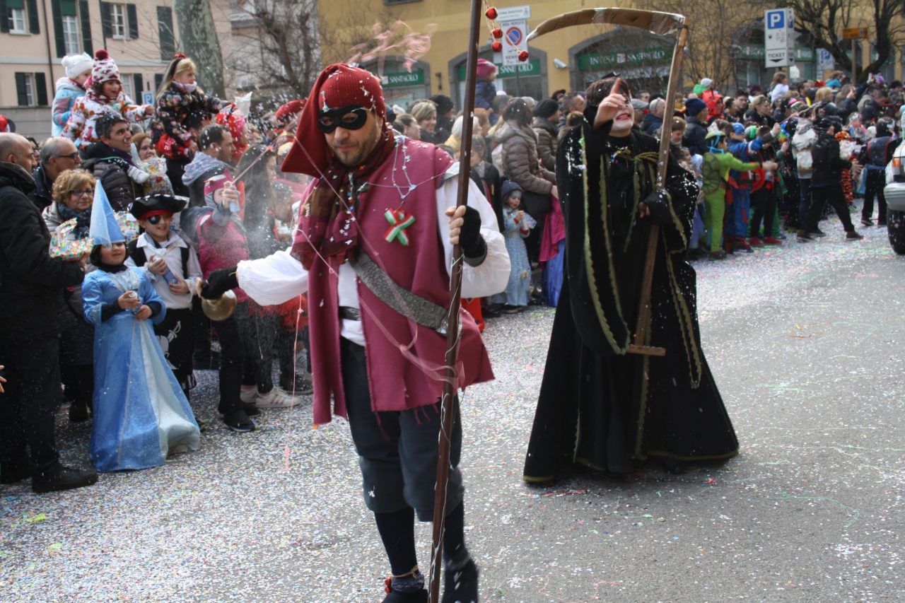 Carnevale di Oggiono un tripudio di maschere e allegria VIDEO e FOTO