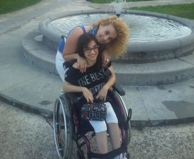 Tutti in campo per aiurare Sharon, la giovane che sfida la disabilità