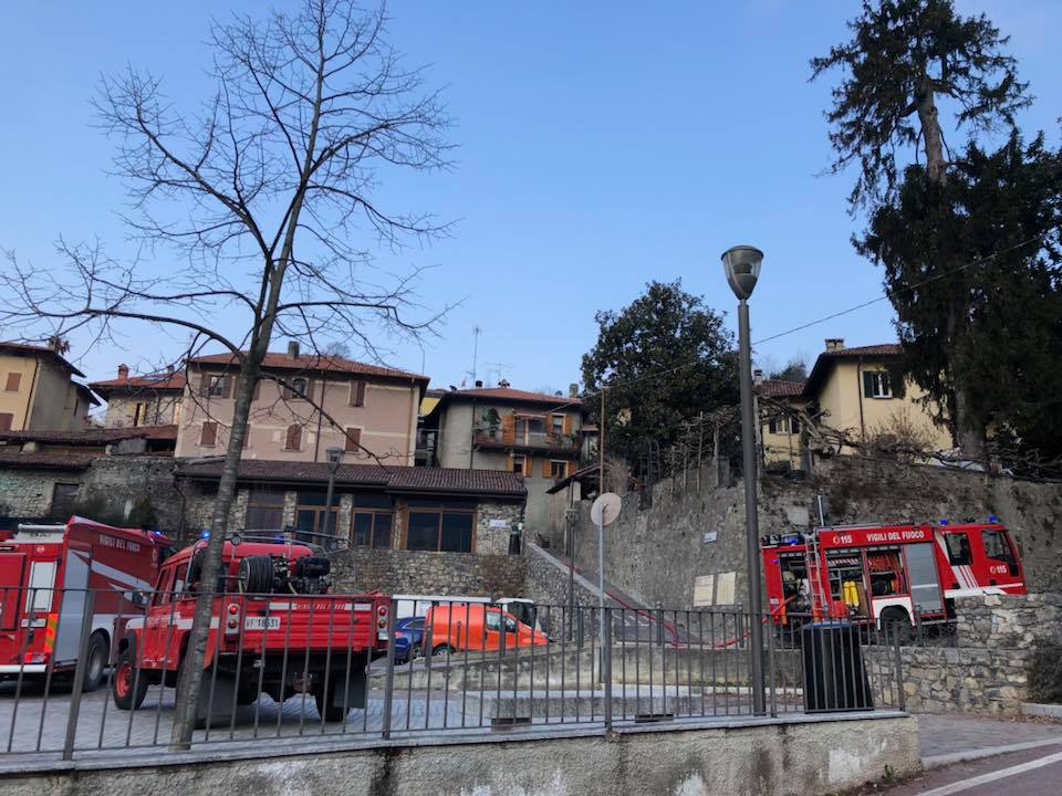 Tetto in fiamme, Vigili del Fuoco al lavoro