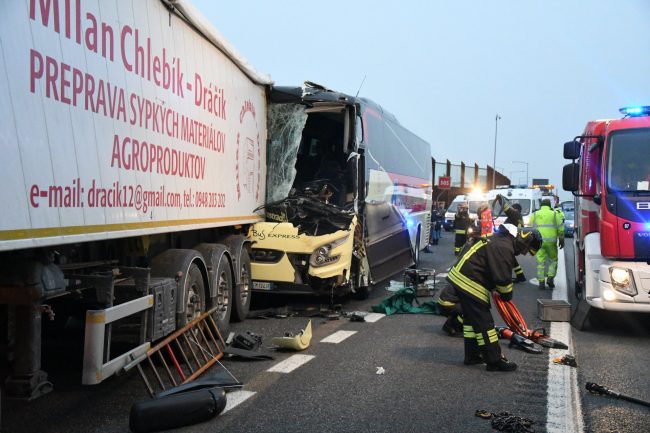 Grave incidente tir contro pullman ad Agrate. Sei feriti