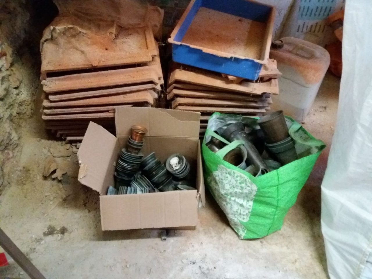 Furto cimitero ritrovati 250 vasi in rame