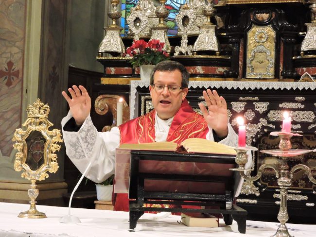 Parroco fannullone, don Massimo fa il giro d’Italia