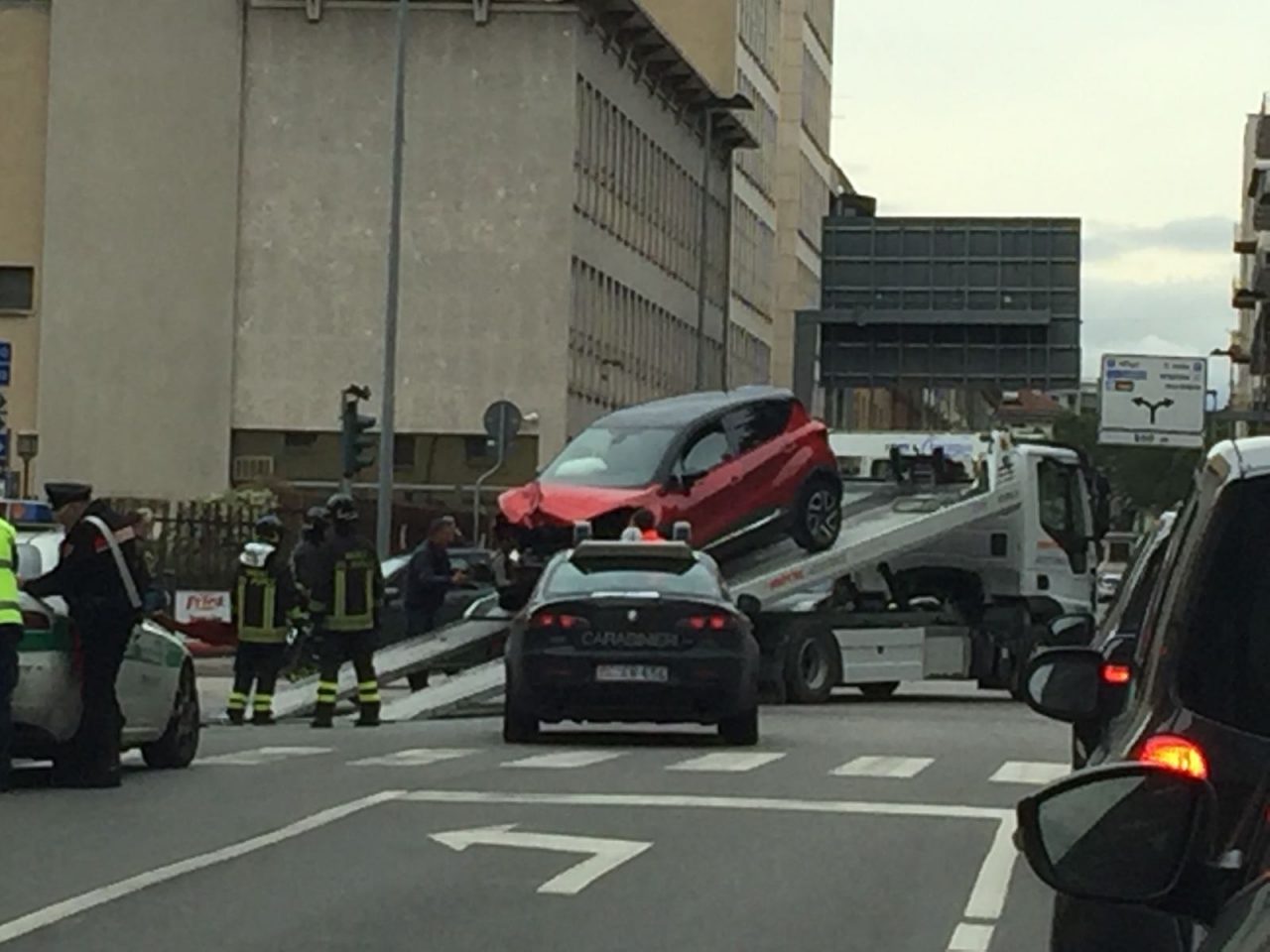 Paura in centro. Auto si schianta all’incrocio