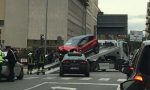 Paura in centro. Auto si schianta all'incrocio