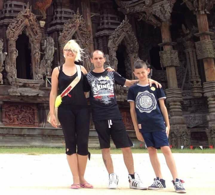 Lascia casa e lavoro e parte per aiutare il figlio a diventare un campione