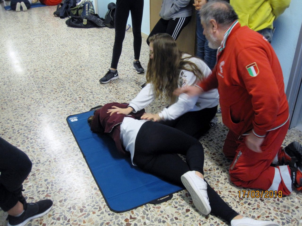 Studenti a lezione di primo soccorso FOTO