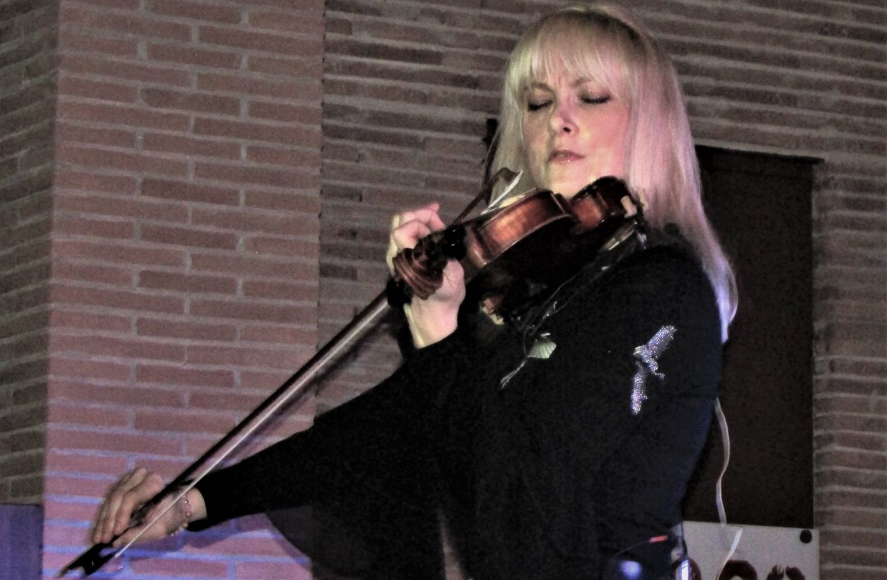 Saule Kilaite fa sognare Merate con il suo violino FOTO e VIDEO