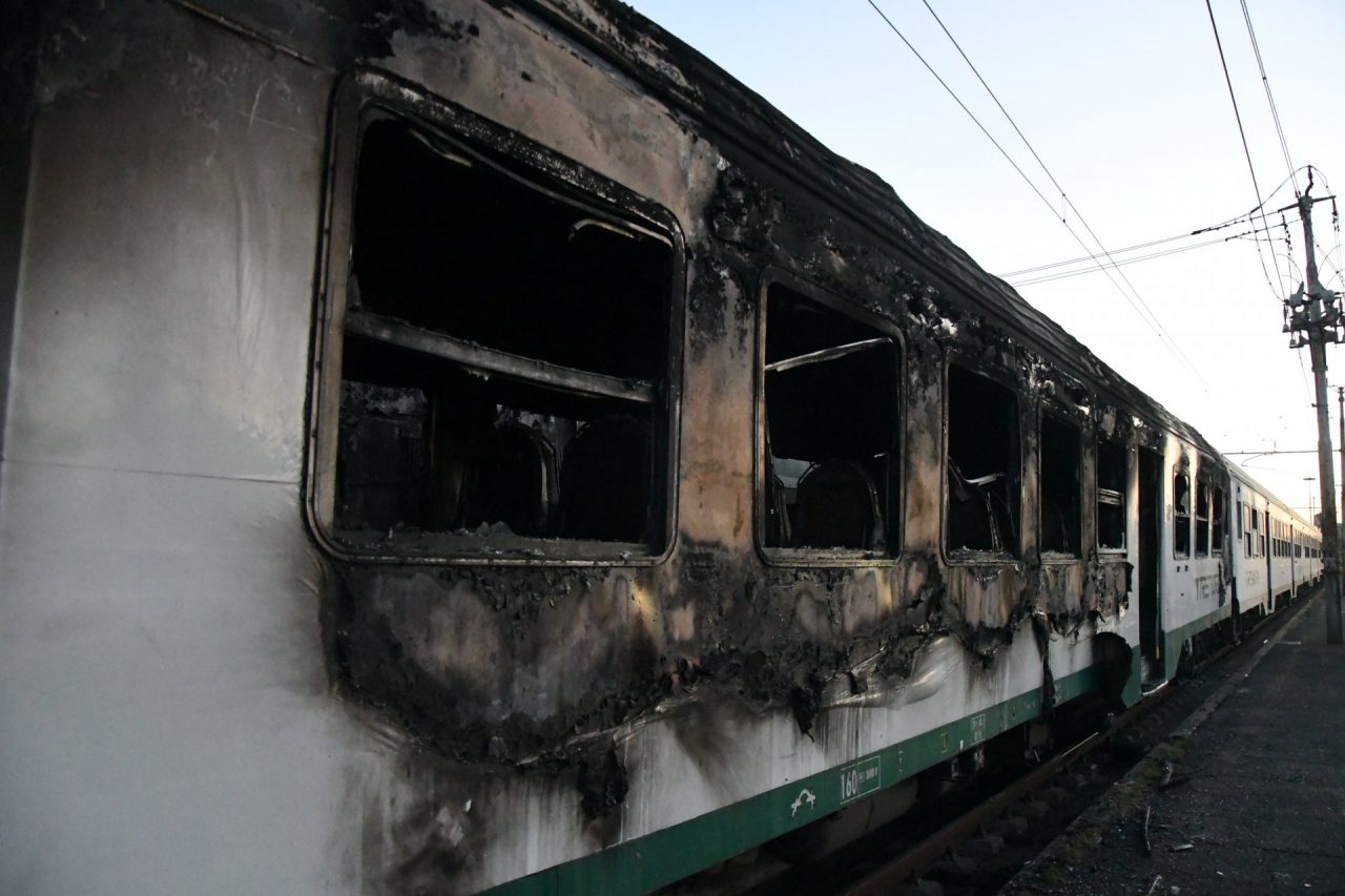 Tentavano di dare fuoco ai treni: immagini choc  FOTO E VIDEO