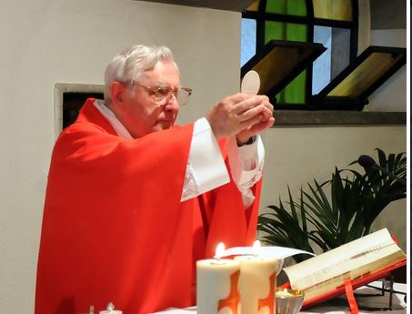 Lutto cittadino a Oggiono per la morte di don Amintore