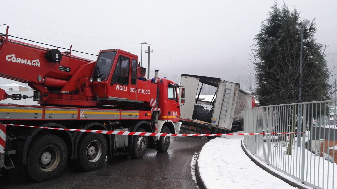 Camion rischia di perdere il carico lungo la Briantea FOTO