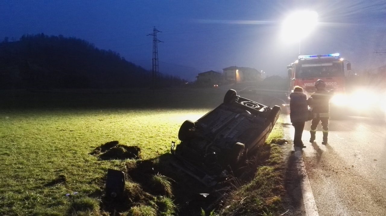 Auto ribaltata nel fosso, i vigili del fuoco sul posto FOTO