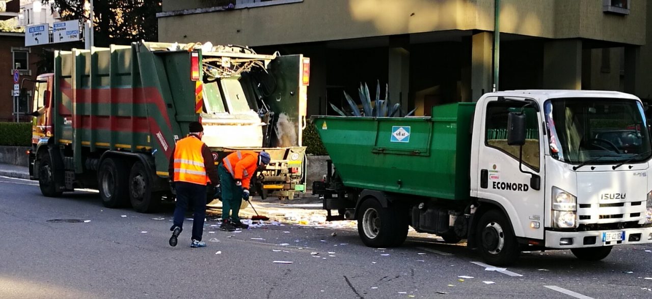 Esce di casa e spara al netturbino