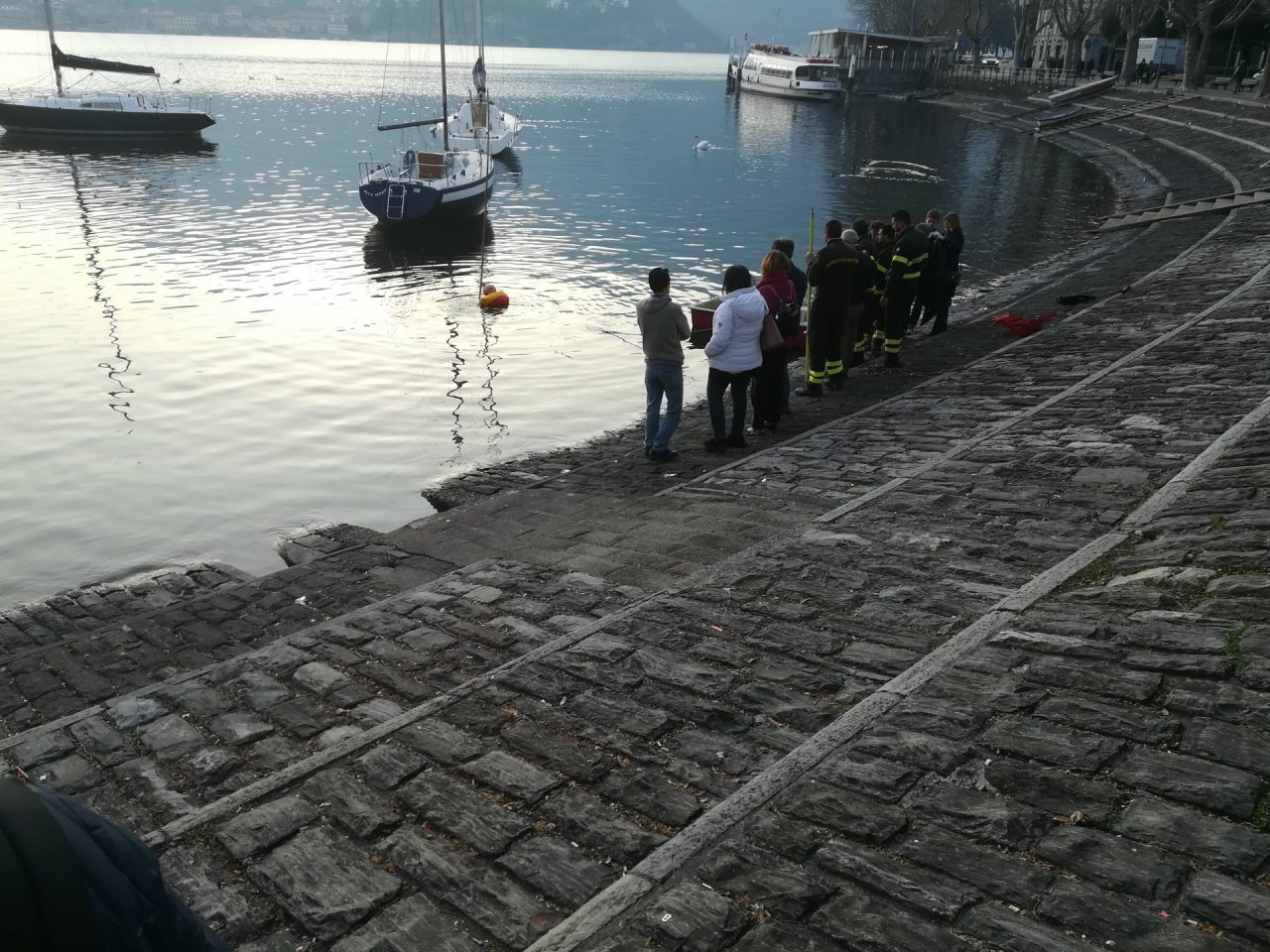 Vigili del fuoco sul lungolago per salvare… un drone VIDEO