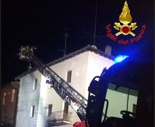 I pompieri domano un incendio a Valgreghentino