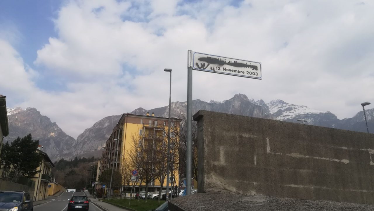 Oltraggio in via Nassiriya: gli idioti colpiscono ancora